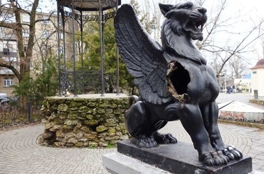 В Одессе вандалы изуродовали старинную статую грифона 