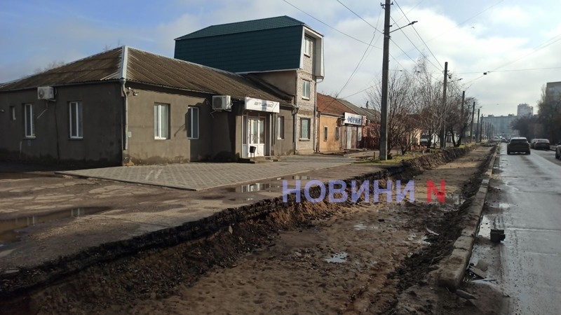 Автомобіль з’їхав у яму на ремонтованій ділянці дороги в центрі Миколаєва (відео)