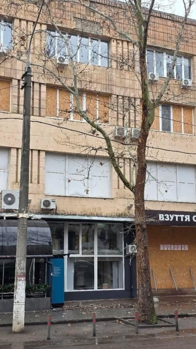 На головы прохожих падает плитка со стены дома в центре Николаева (видео)