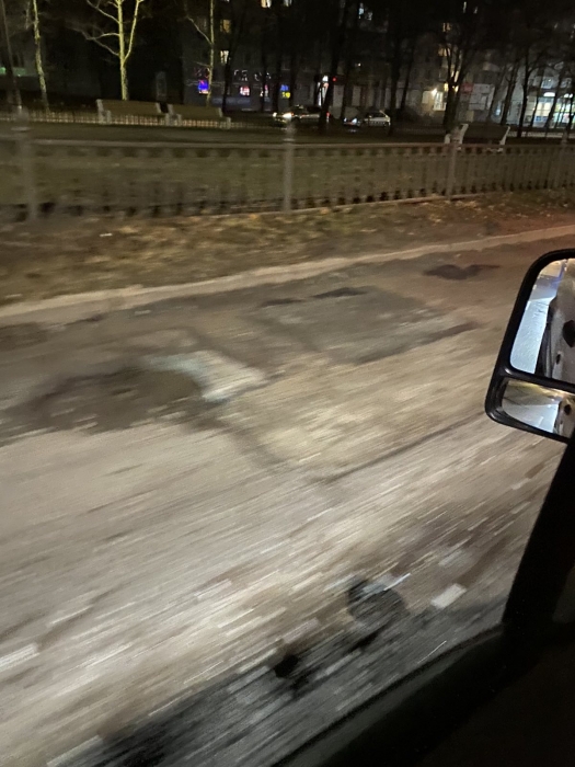 На главном проспекте Николаева снег сошел с асфальтом: в огромных ямах машины рвут колеса