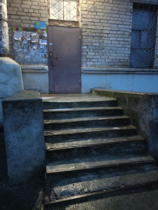 Спробували зайти в під’їзд: двоє людей травмовані на порозі власного дому в Миколаєві (відео)