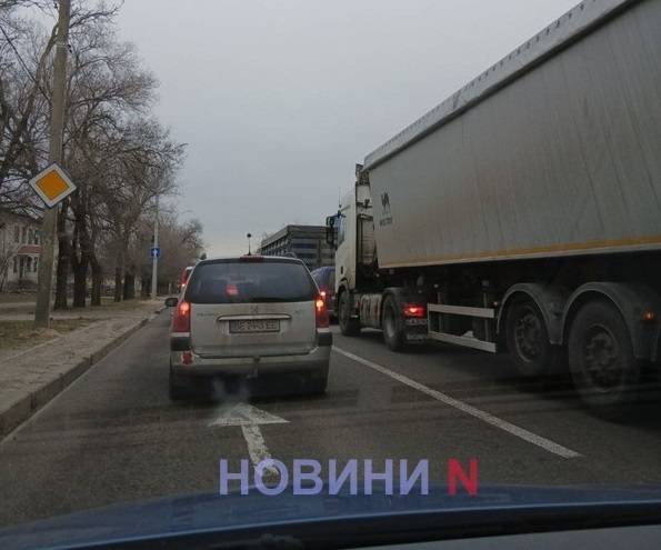 Огромная пробка в Николаеве: ремонтируют Варваровский мост (видео)