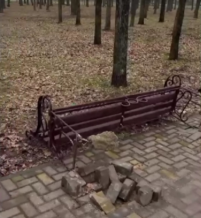 Невідомі знесли забетоновану лавку у сквері у Миколаєві (відео)