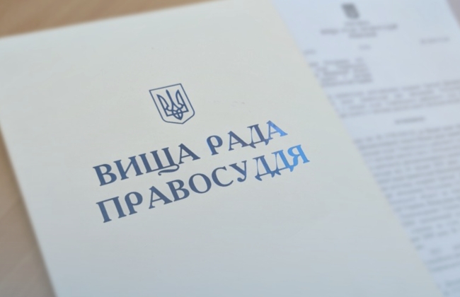 Суддя, яку знайшли п'яною на підлозі в кабінеті, заявила, що зомліла через хворобу хребта