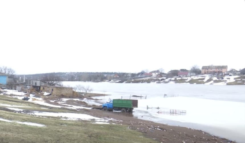 Двое детей провалились под лед в Николаевской области (видео)