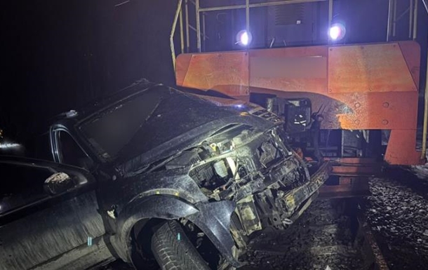 Тепловоз протаранив позашляховик у Чернівецькій області: водій загинув