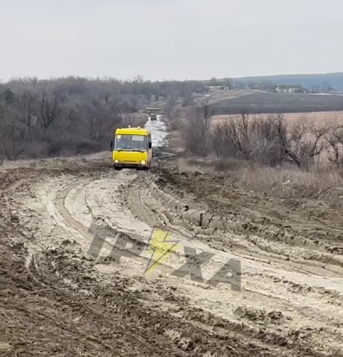 Болотяні ванни: дорога на Миколаївщині перетворилася на брудне місиво (відео)