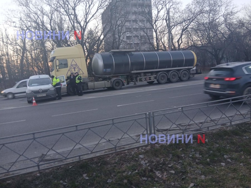 Протащил и «развернул»: на проспекте в Николаеве «ДАФ», перестраиваясь, зацепил «Рено»