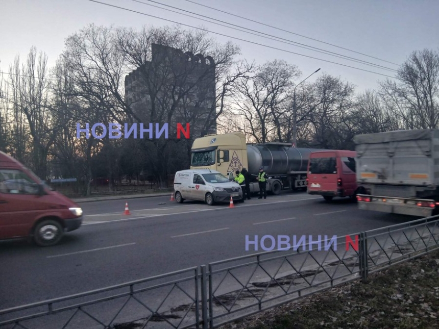 Протащил и «развернул»: на проспекте в Николаеве «ДАФ», перестраиваясь, зацепил «Рено»