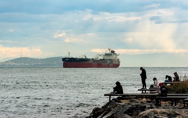 США разрешили Индии временно закупать российскую нефть