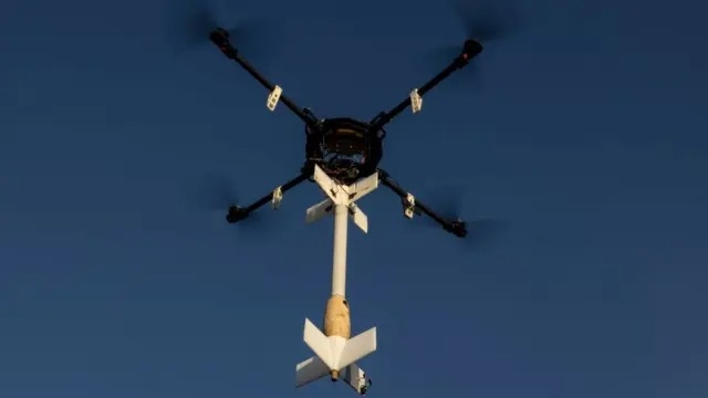 Росіяни скинули вибухівку з дрона на жінку, яка йшла вулицею на Херсонщині