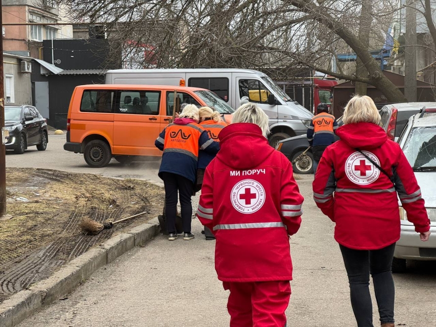 Комунальні служби Миколаєва усувають наслідки атаки БПЛА (фото)