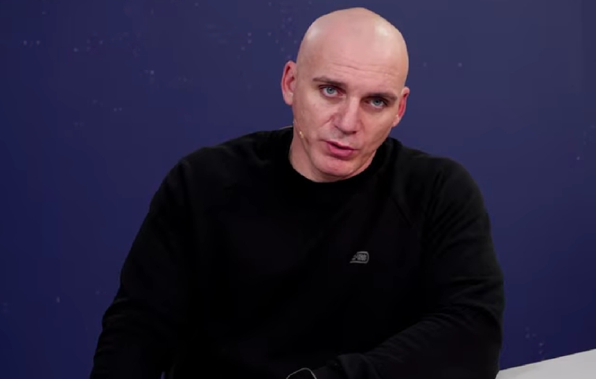 Сенкевич розповів, що використовує воду з крана для чищення зубів