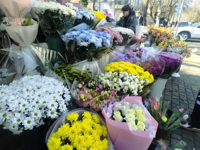 8 марта в Николаеве: на цветочных рынках ажиотаж (фоторепортаж)