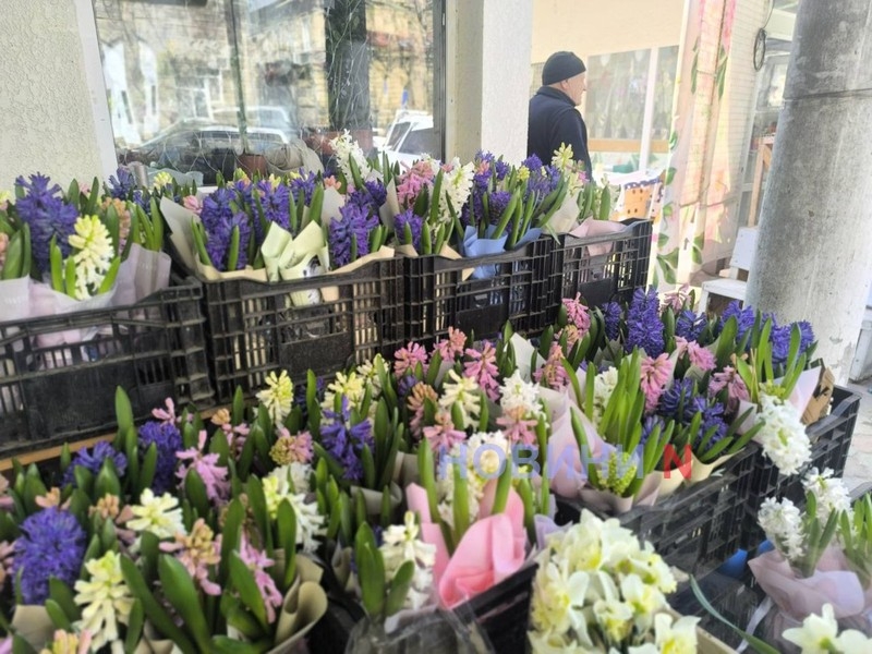 8 марта в Николаеве: на цветочных рынках ажиотаж (фоторепортаж)