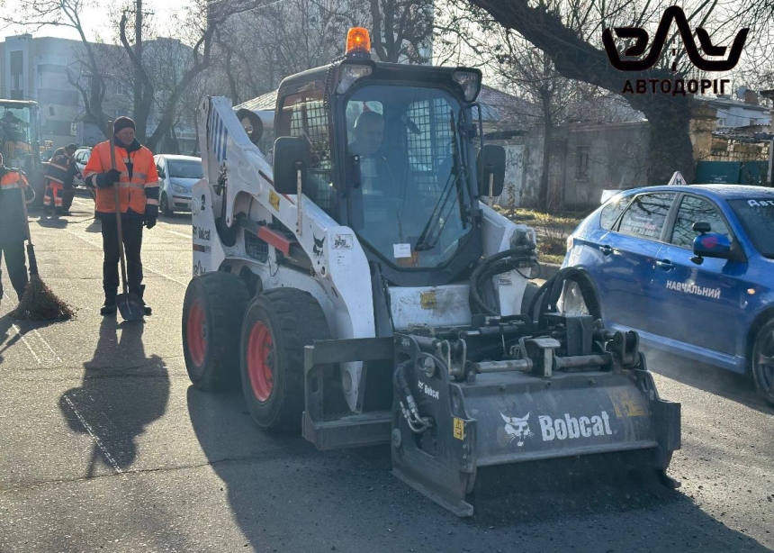 Ріжуть ями: у Миколаєві шляховики розпочали фрезерування покриття на ключових ділянках