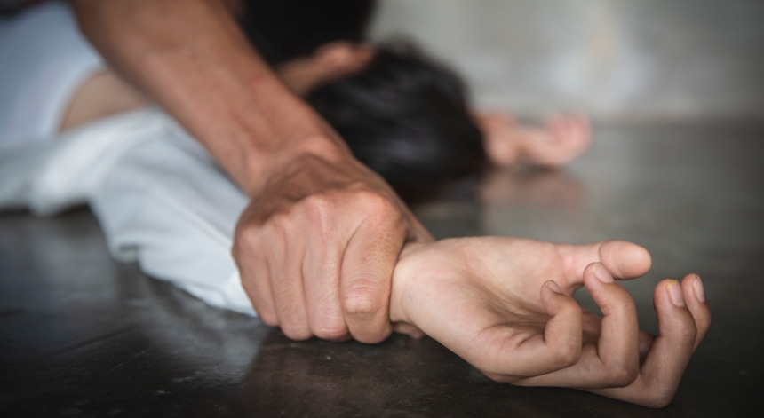 Зв’язав чоловіка та зґвалтував його жінку: на Дніпропетровщині затримали кривдника