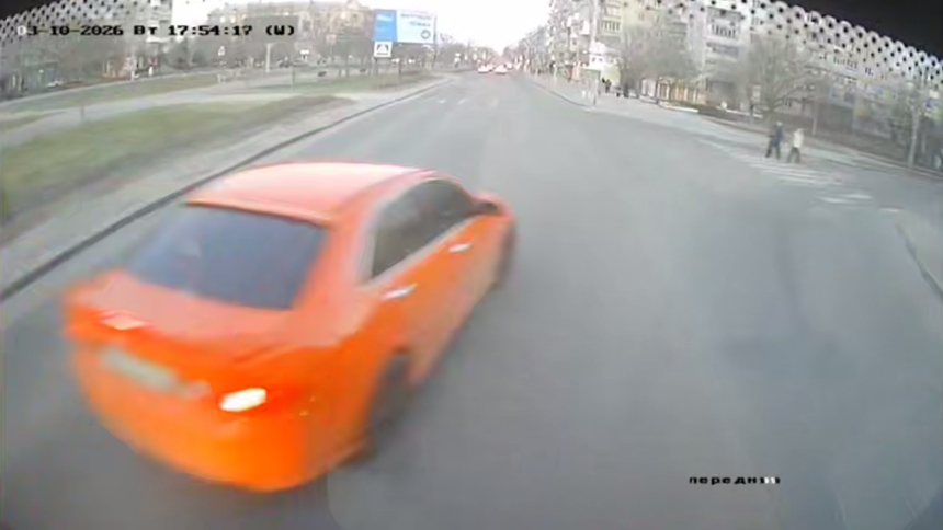 Подрезал троллейбус и чуть не сбил маму с ребенком: в Николаеве едва не случилась трагедия (видео)