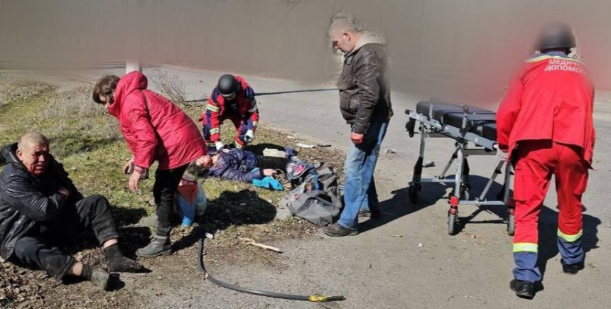 Опубліковано відео перших хвилин після удару по маршрутці в Херсоні: кількість поранених зросла