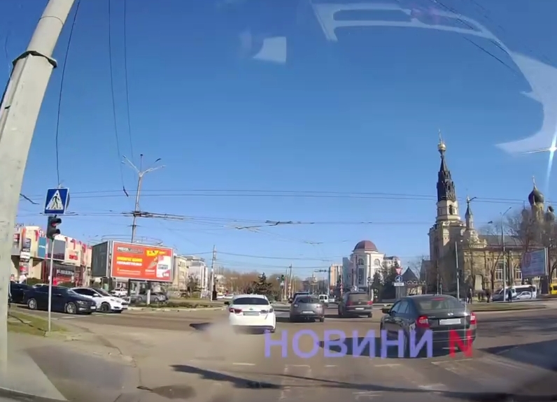 Як їздять у Миколаєві: обгін на перехресті (відео)