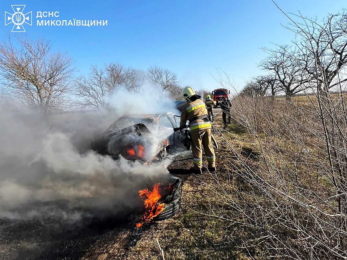 Opel загорелся во время движения под Николаевом