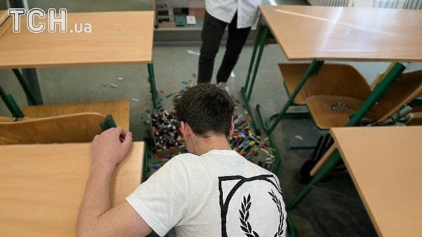 Скандал у столичному ліцеї: педагог «витерла ноги» об голову учня (відео)