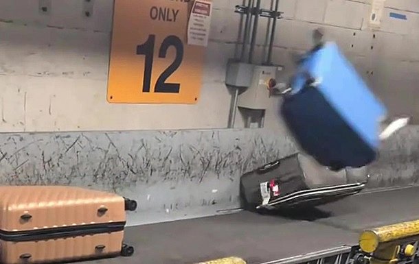 В аэропорту Чикаго сотрудники издевались над багажом пассажиров (видео)