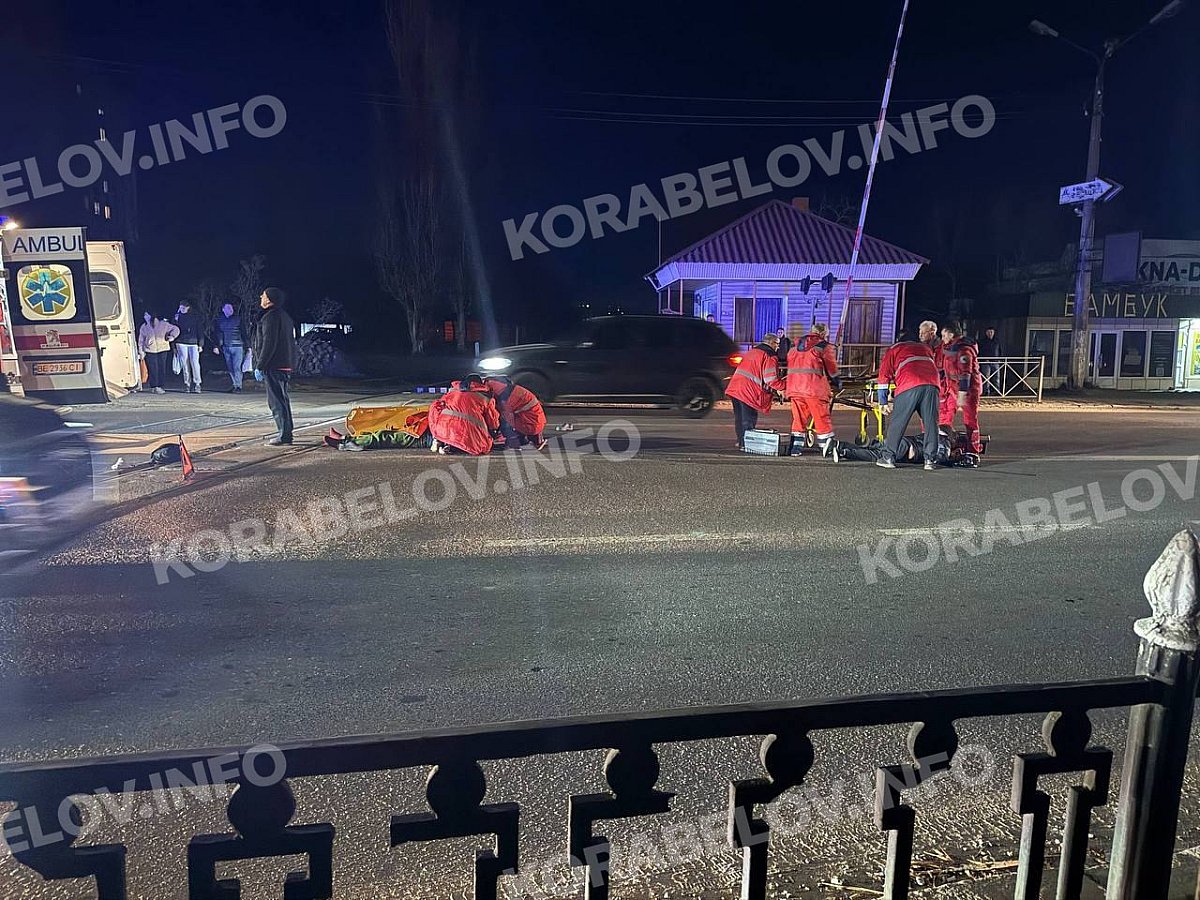 У Миколаєві автомобіль збив двох людей і втік: постраждалі в критичному стані (відео)