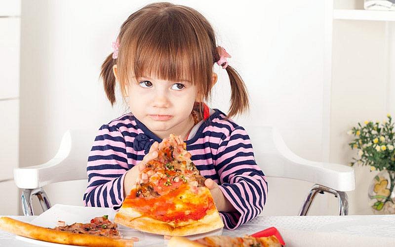 Ели куриные наггетсы, пиццу, бургеры: в прокуратуре сообщили подробности отравления детей в Николаеве