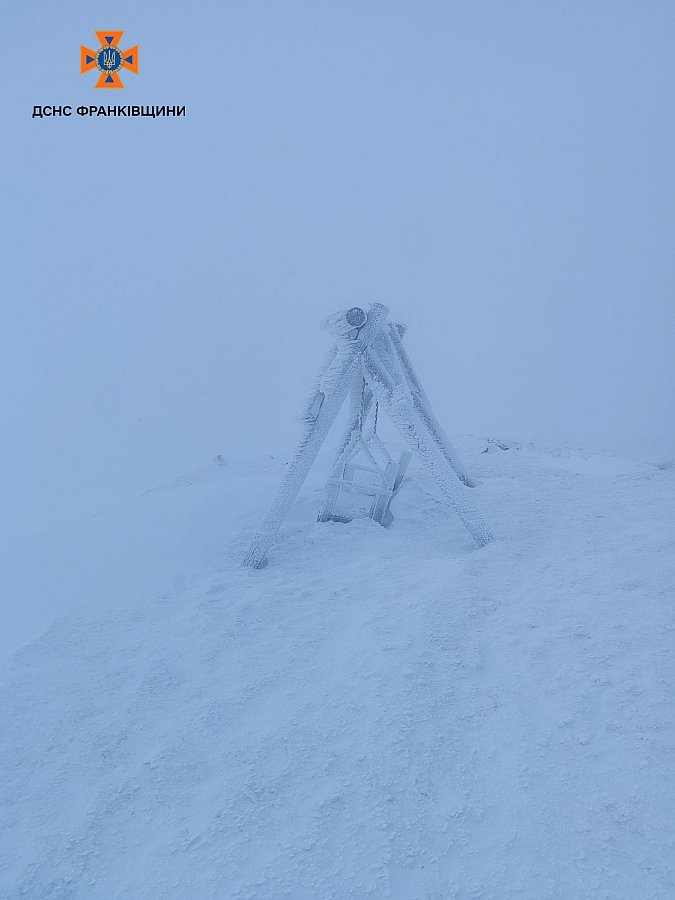 Українські Карпати засипало снігом (відео)