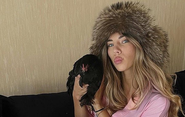 Мешканка Одеси принесла на манікюр курку