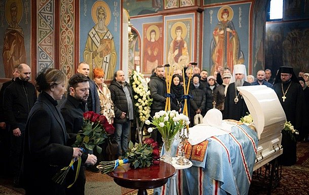 Владимир и Елена Зеленские простились с патриархом Филаретом в Киеве