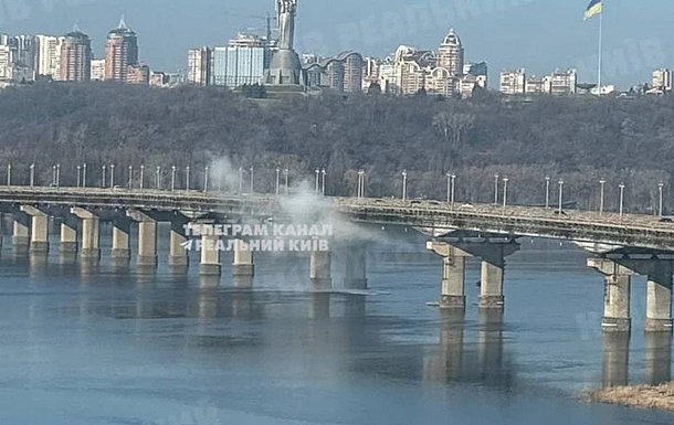 В Киеве прорвало теплосеть на мосту Патона: несколько районов без отопления