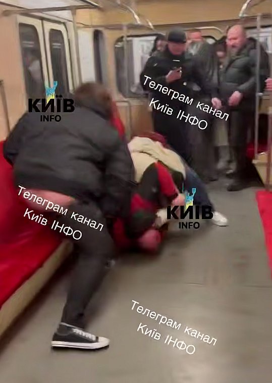 В киевском метро произошла драка между пассажирами (видео 18+)