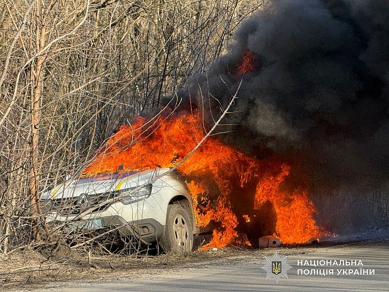 Дрон РФ атаковал служебное авто полиции (фото)