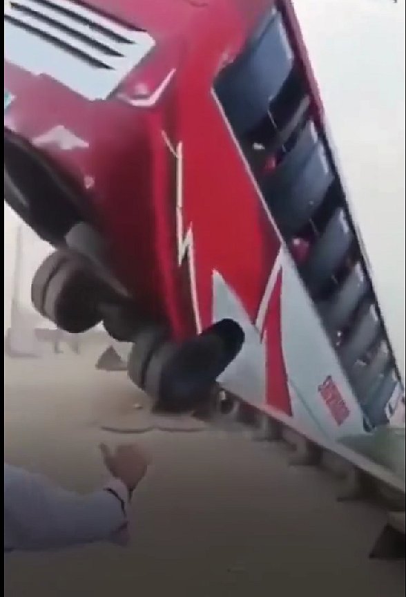 Пассажирский автобус упал в реку при попытке заехать на паром: более 20 погибших (видео)