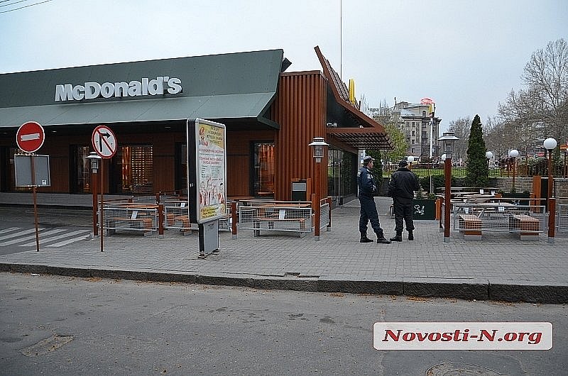 McDonald's в Николаеве: сотрудники уже позируют на фоне заведения (видео)