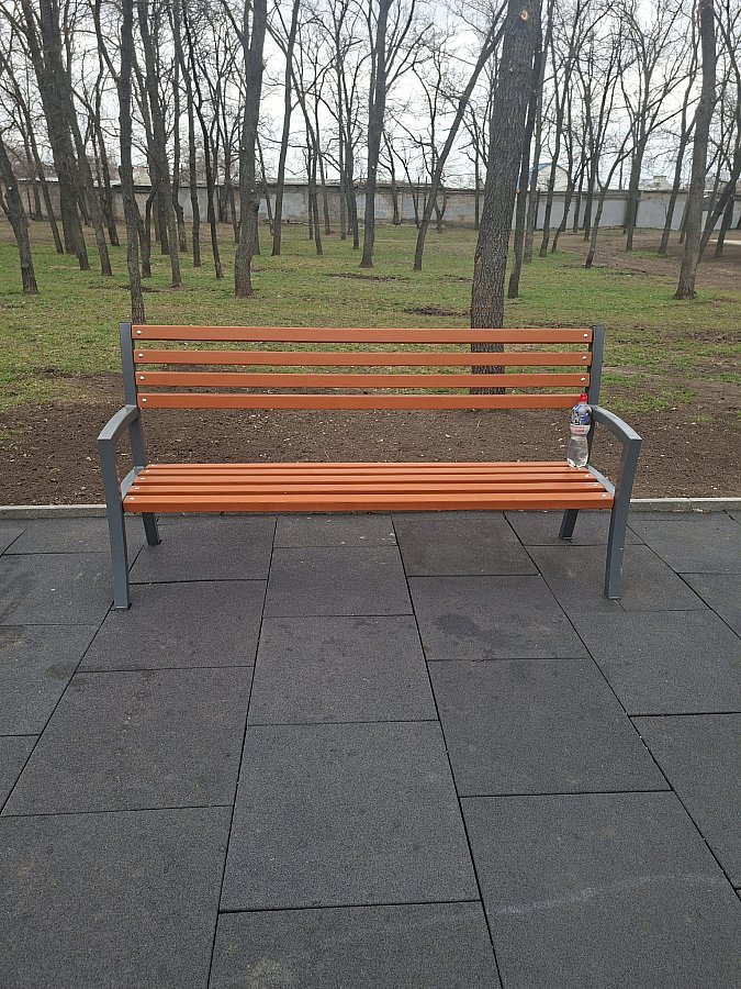 Прогибаются от одного человека: в Николаеве установили новые лавочки, жители недовольны