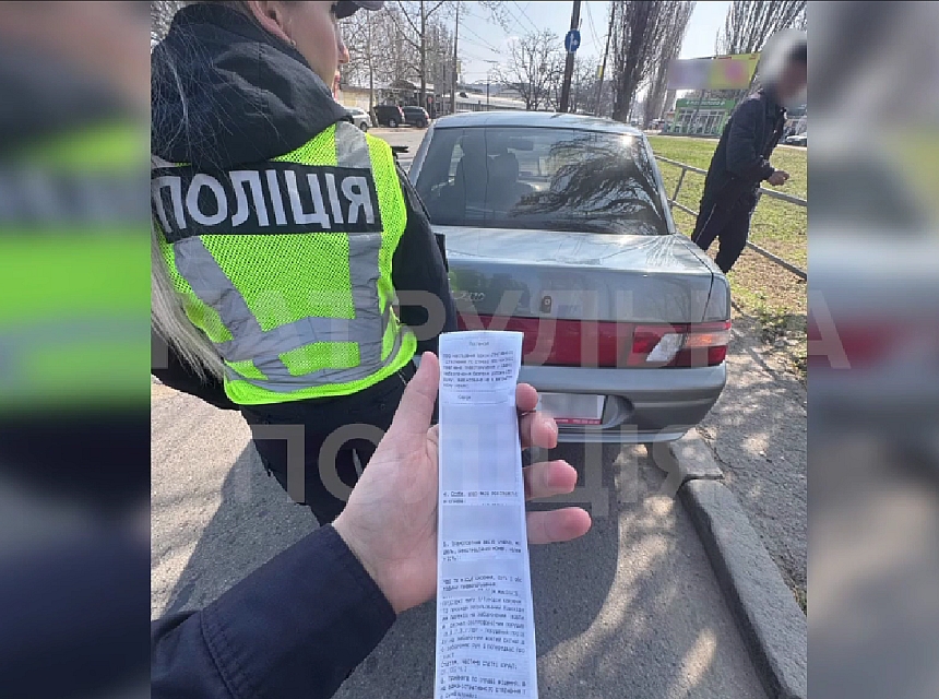 Патрульные оштрафовали водителя, проехавшего на запрещающий сигнал светофора в Николаеве (видео)