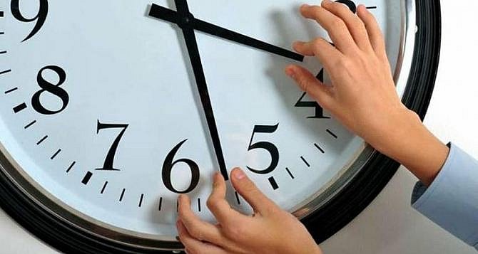 Украина переводит часы на летнее время: когда и как это сделать