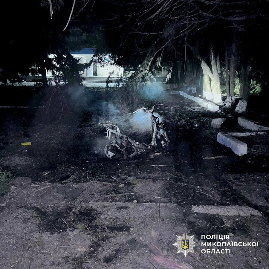 Падіння «Шахеда» та постраждалі діти: поліція показала фото наслідків у Миколаївському районі