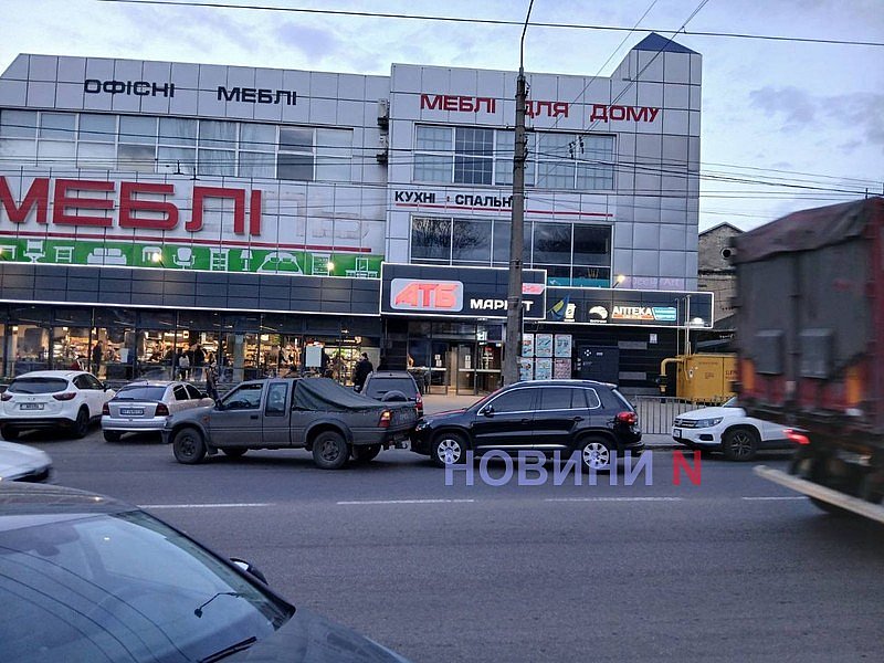 «Опель», выезжая с парковки в центре Николаева, врезался в «Фольксваген»