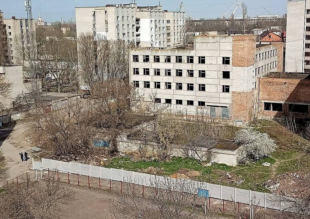 Скандальный недострой в центре Николаева: жители жалуются на пьянки, шокеры и нецензурную брань