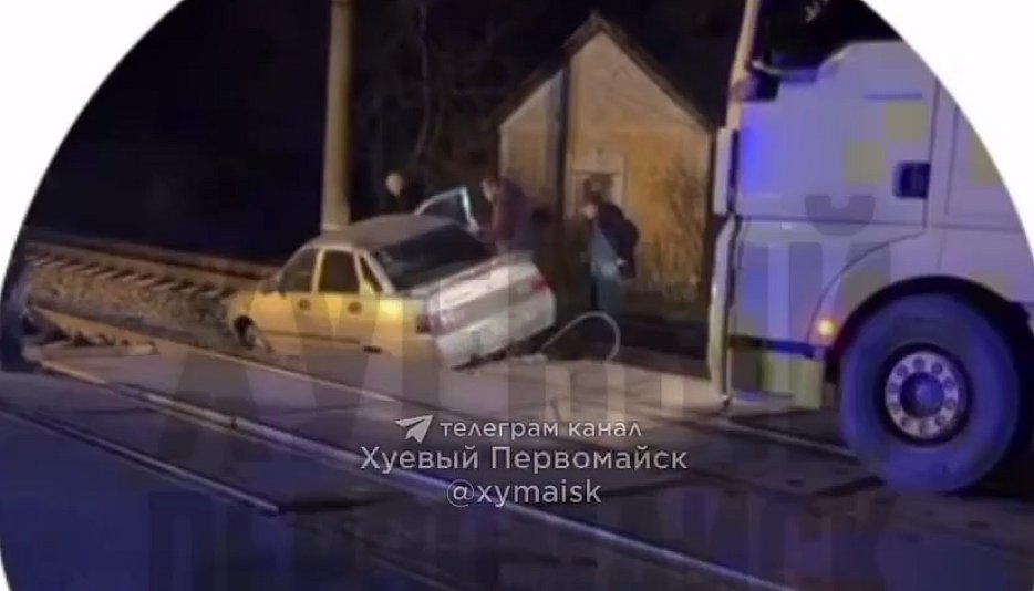 В Николаевской области пьяный на ВАЗ слетел с железнодорожного переезда (видео)