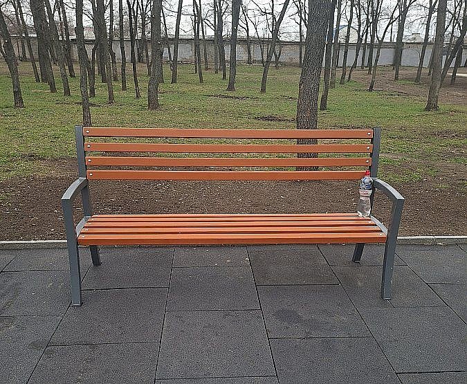 «Не для взрослых»: в Николаеве объяснили, почему установили хлипкие лавки на детской площадке 