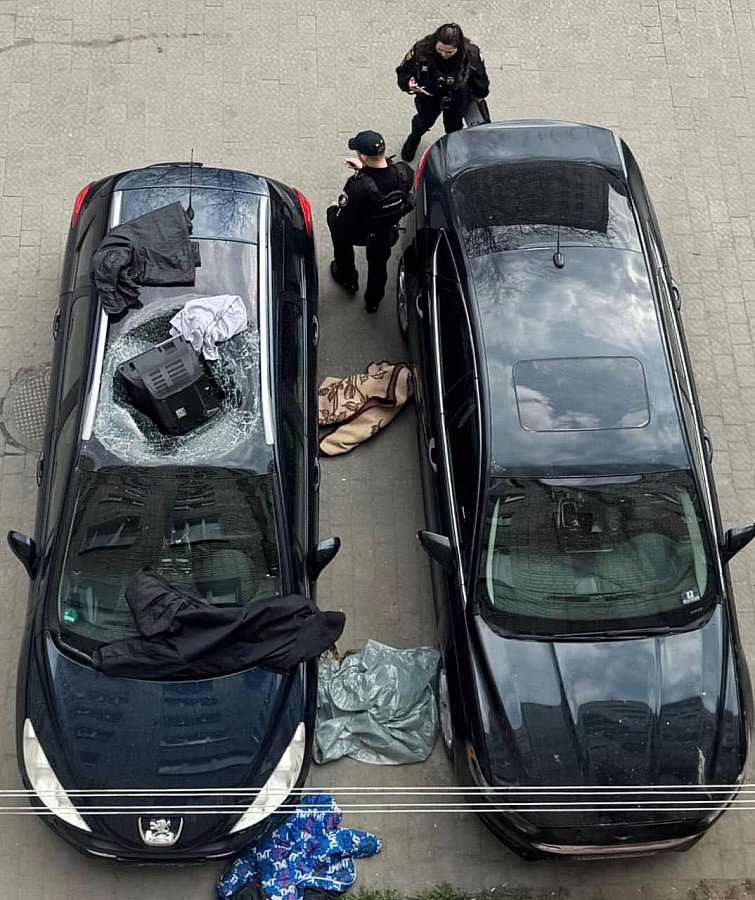 Телевизор выбросили с шестого этажа на припаркованный автомобиль (фото)