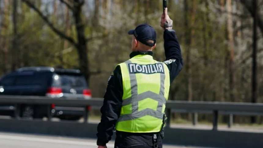 За систематичні хабарі з водіїв арештували двох поліцейських