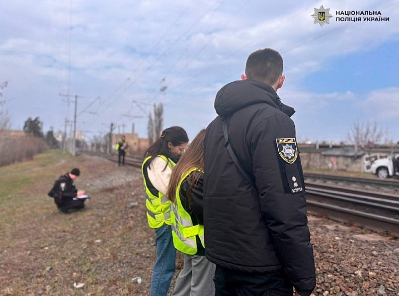 Стоял между вагонами электрички: мальчик погиб на железнодорожных путях в Киеве