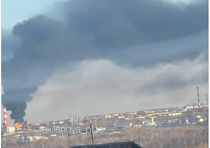 Дроны атаковали НПЗ в российской Уфе, в 1300 км от границы с Украиной (видео)