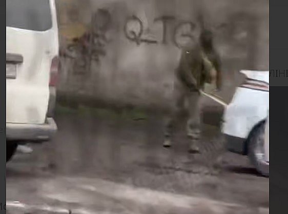 Співробітники ТЦК б'ють дубинами авто в Одесі: нардеп розмістив відео інциденту